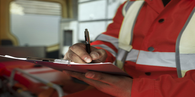 side-view-man-taking-notes-ambulance-car (1)